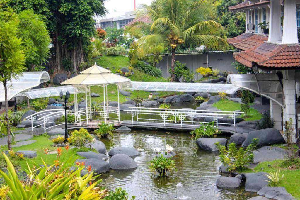 Hotel Merdeka Kediri Kediri  Esterno foto