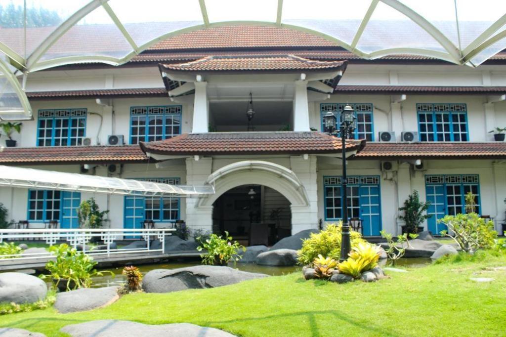 Hotel Merdeka Kediri Kediri  Esterno foto