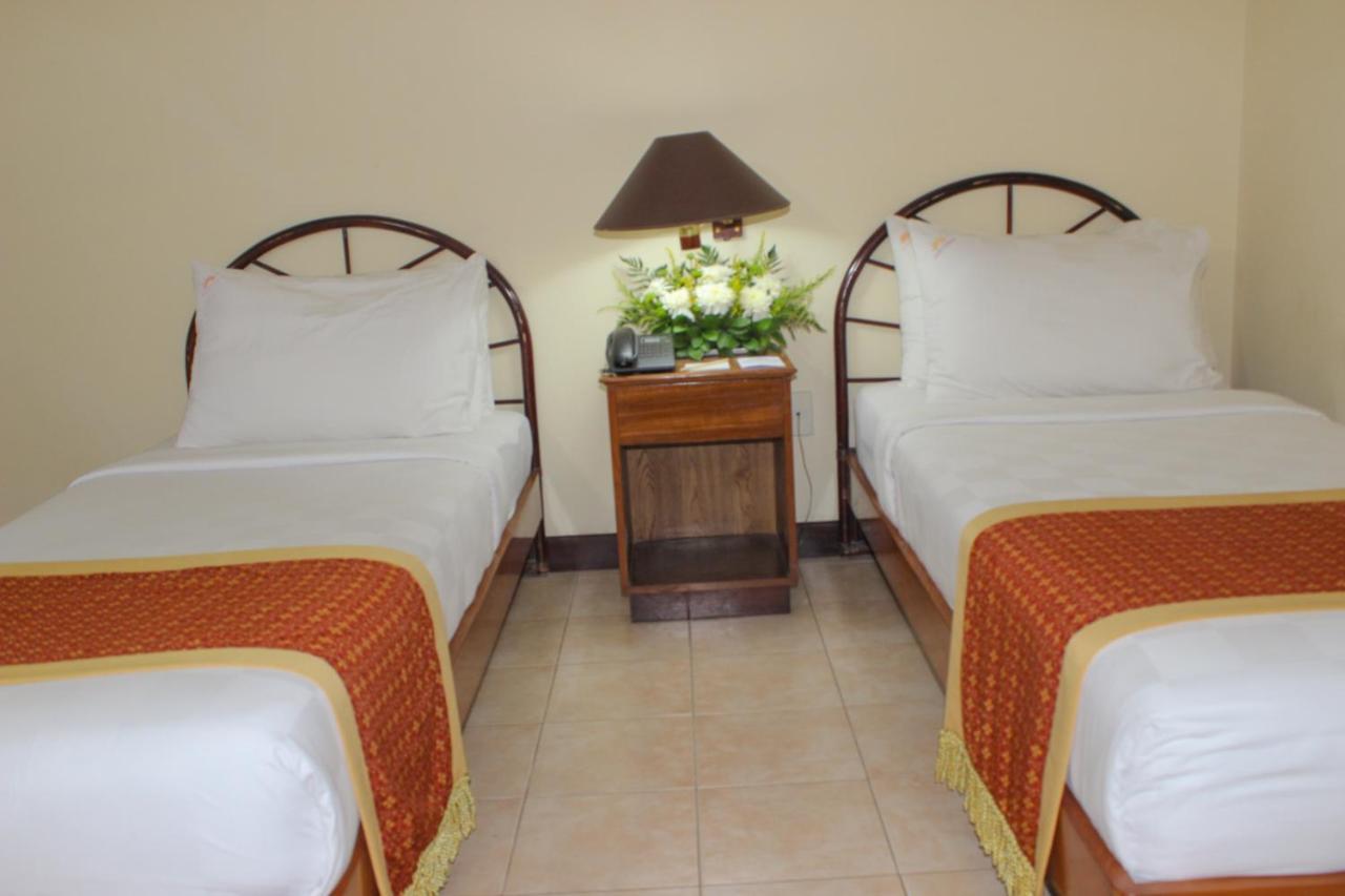 Hotel Merdeka Kediri Kediri  Esterno foto