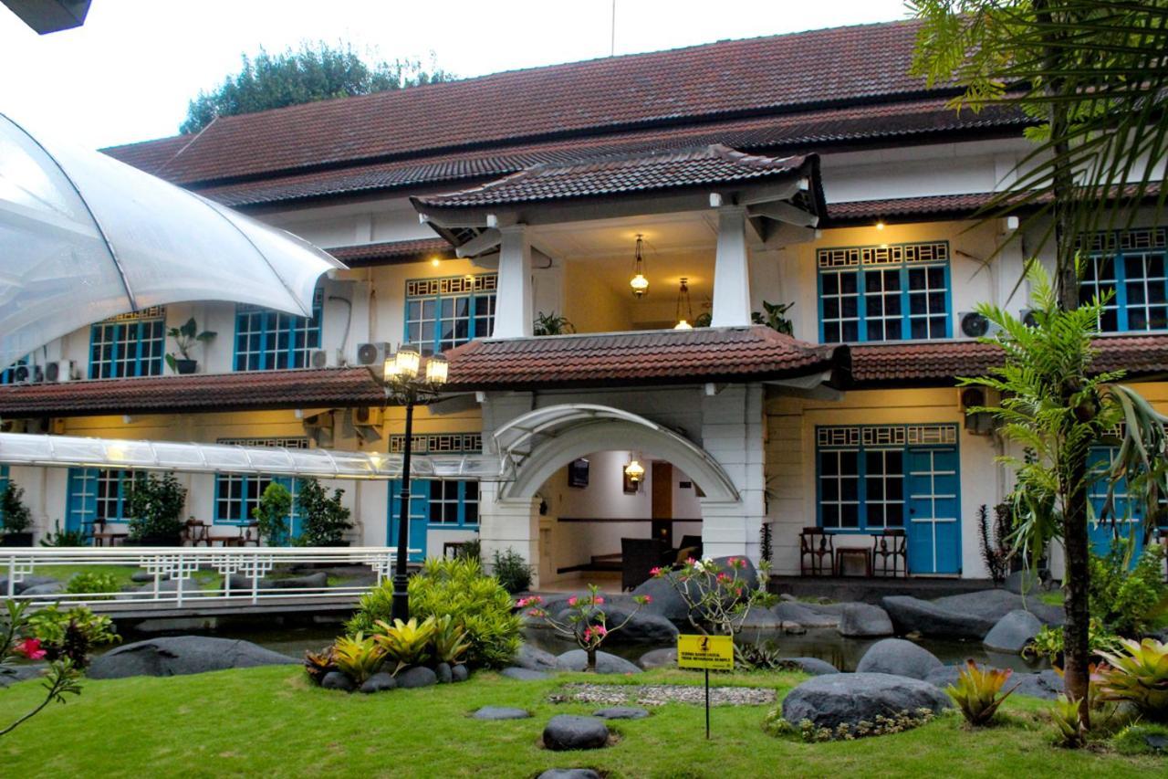Hotel Merdeka Kediri Kediri  Esterno foto